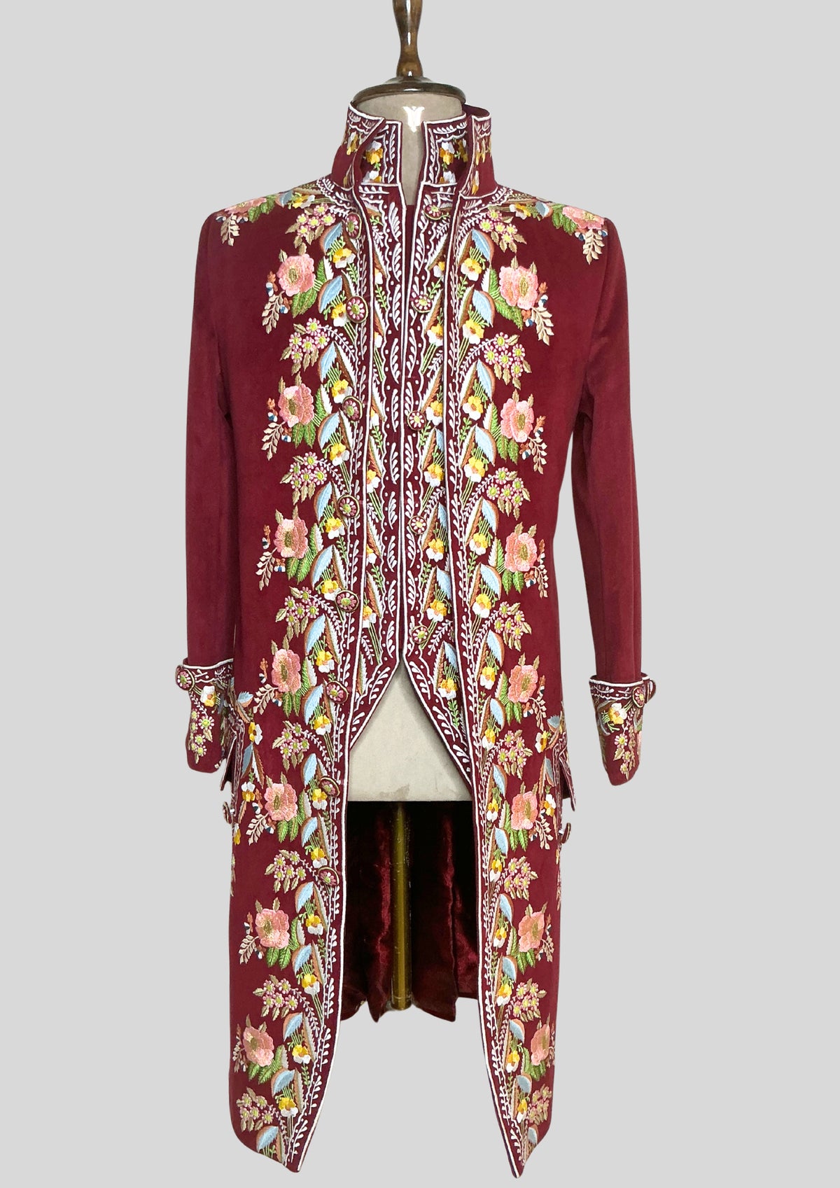 Men’s Maroon Rococo Embroidered 2-Piece Suit – Floral Tailcoat & Waistcoat Set for Carnival & Wedding