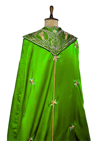 The 'Forest Queen' Cloak — Emerald Majesty & Gilded Enchantment